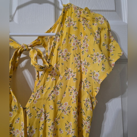 American Eagle Wrap Front Open Back Romper, Yellow Floral Print, Tie Waist, EUC! - Picture 6 of 15